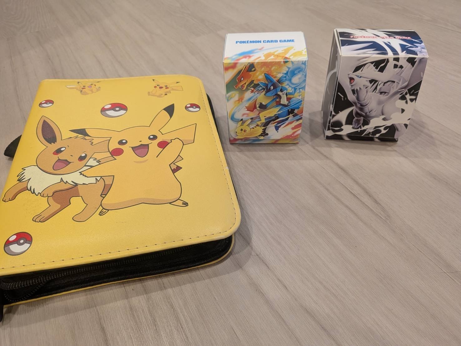 ポケモンカードを入れたバインダーとデッキケース2個を並べた写真