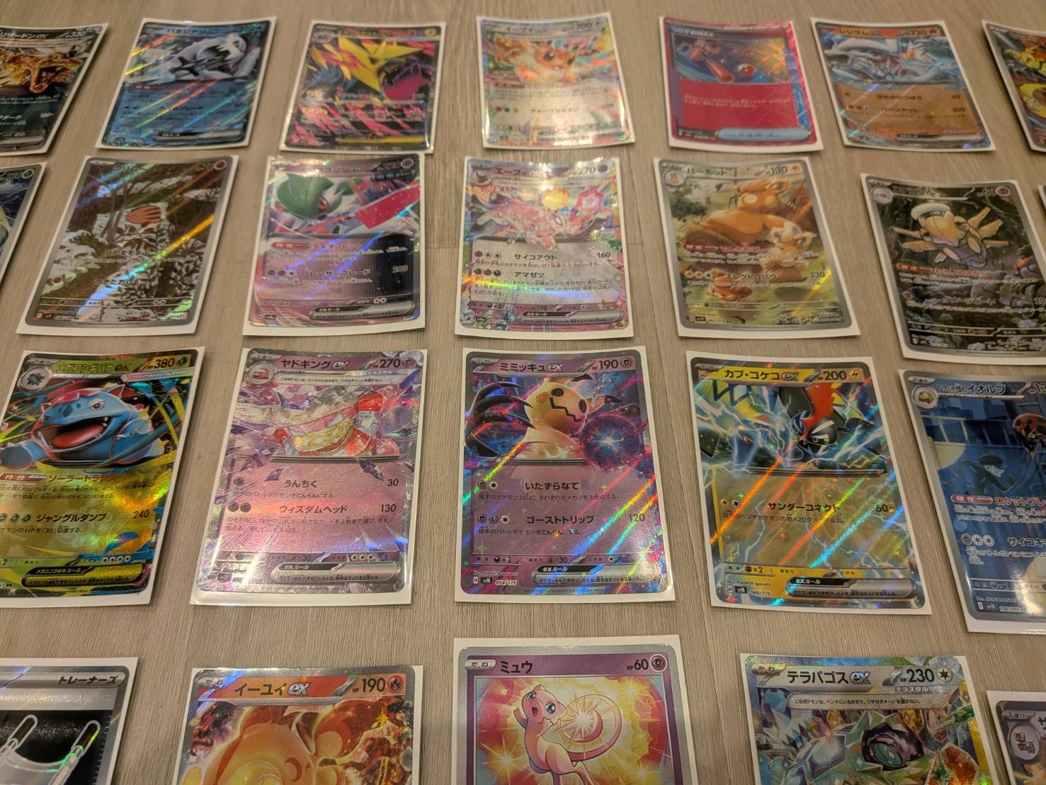スリーブに入れたポケモンカードの表面を斜めから寄って撮影した写真